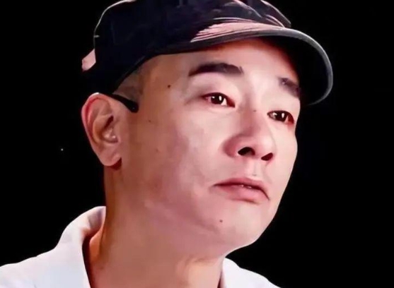 2018年，陈小春说:“小时候家里穷，吃不上饭，就把弟弟卖了3000块钱。”卖完