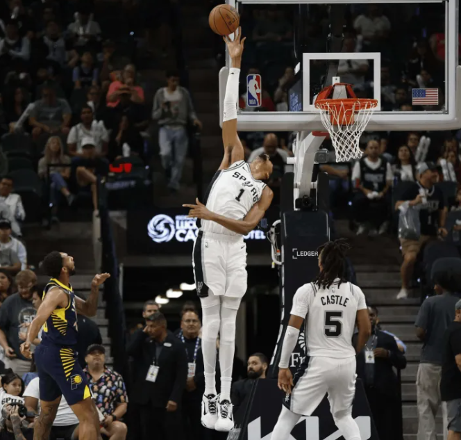 昨日NBA常规赛，马刺106-111不敌火箭。
全场比赛维克托-文班亚马首发出战