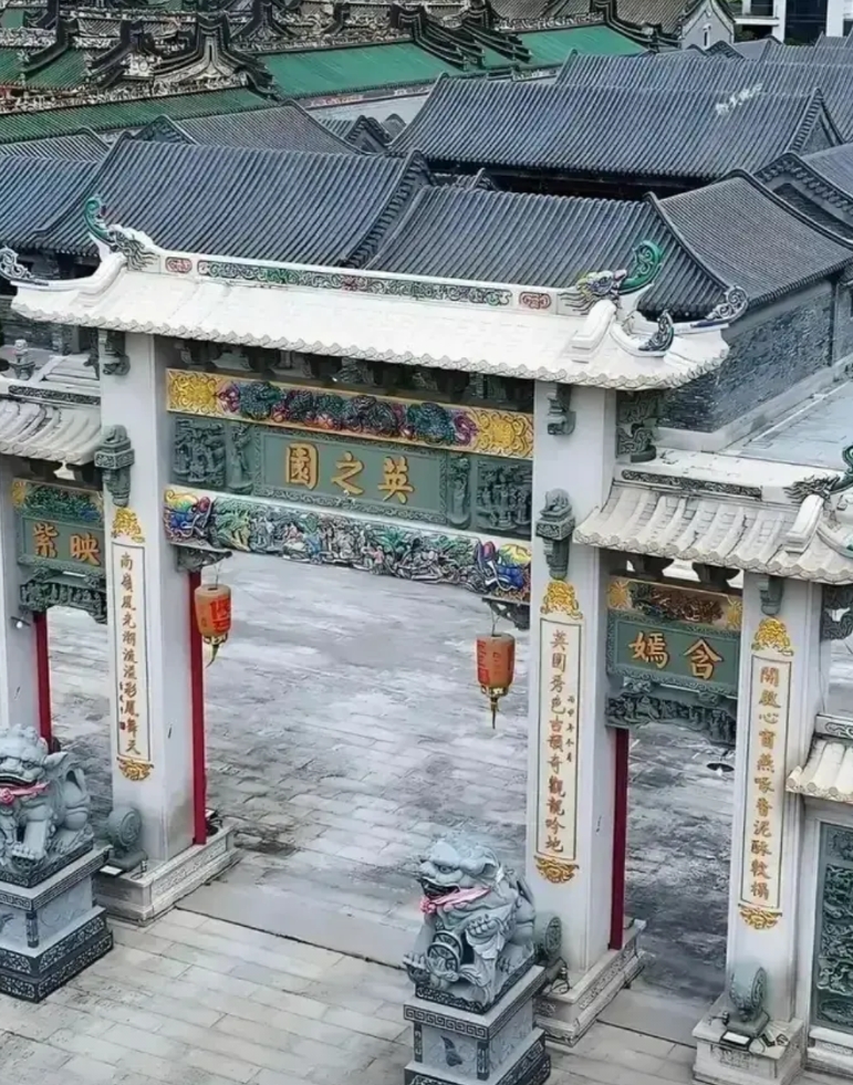奢华的驷马拉车英之园宁拆也不捐，应了那句衣锦不还乡。

英之园是陈英彪建的，其实