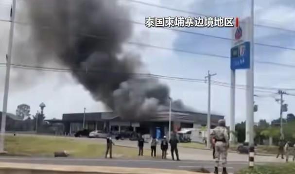柬埔寨和泰国打的正火热，
老挝突然也加入了战斗，
现在的局势是，
整个南亚乱成了