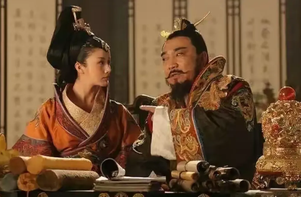 912年，朱温召儿媳王氏侍寝，谁料王氏轻声在朱温耳边说:“你儿子要谋反!”朱温听