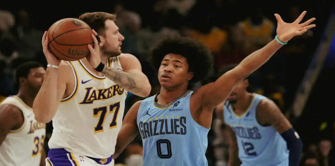 东契奇跟里夫斯肉眼可见在场上没那么好的兼容性，为什么NBA湖人VS灰熊第一节打到