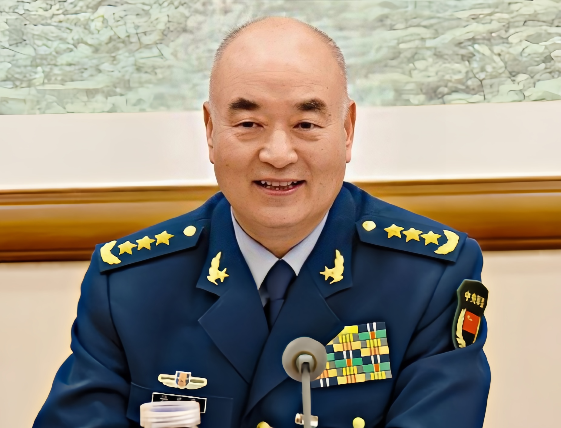 许其亮的军旅生涯有多辉煌。1983年他升任空军航空兵某部师长，时年只有33岁。1