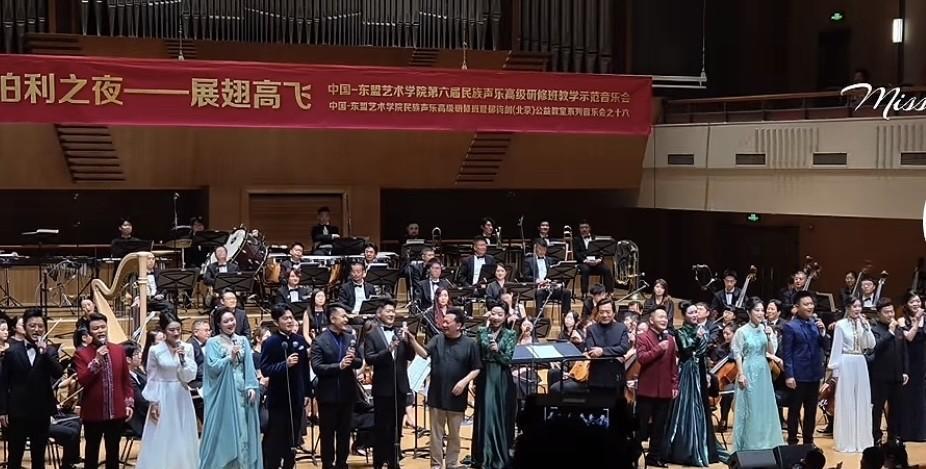 前天晚上，中国东盟艺术学院第六届高级研修班教学示范音乐会在北京音乐厅举行。
中国
