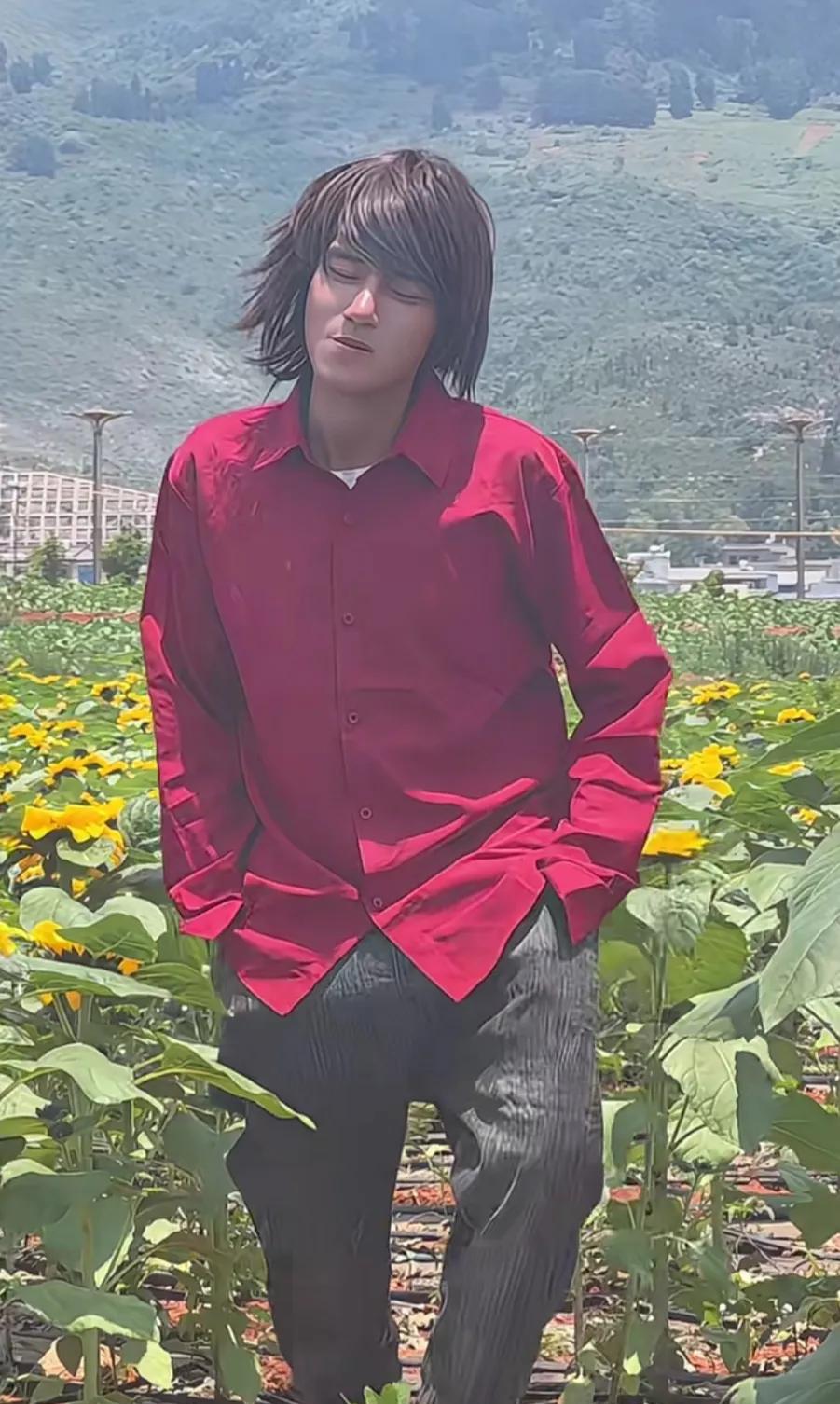上天给了他一个花样美男的容颜，至于别的，一点没给！
两岁时摔伤脊柱，留下驼背旧疾