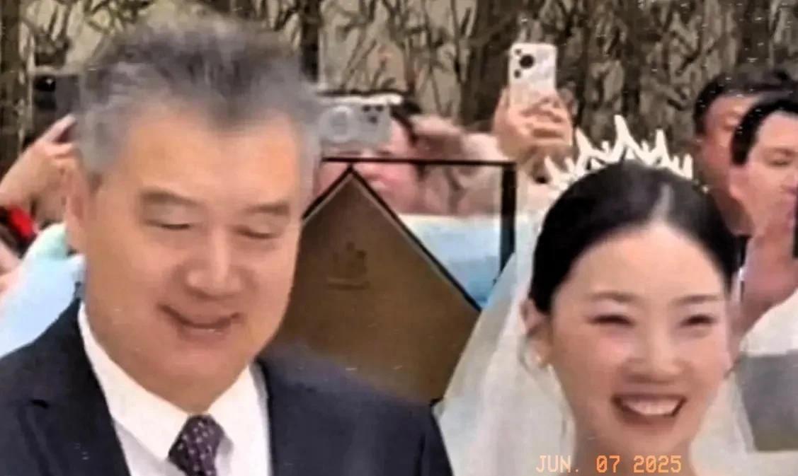 总教练李隼指导的女儿大婚，三大爱徒到场祝贺
一、王楠
二、张怡宁
三、李晓霞
难