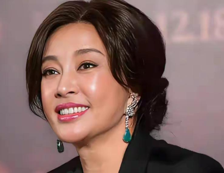 主持人问刘晓庆：“你生过孩子吗？” 刘晓庆摇摇头：“没有。” 主持人好奇：“那你