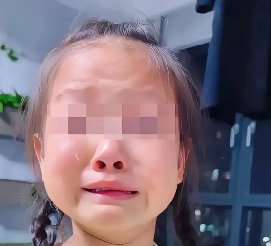 反转了！原来“饿肚子报警”的女孩，妈妈一人带大她，当天做了饭，她只是想吃外卖，才