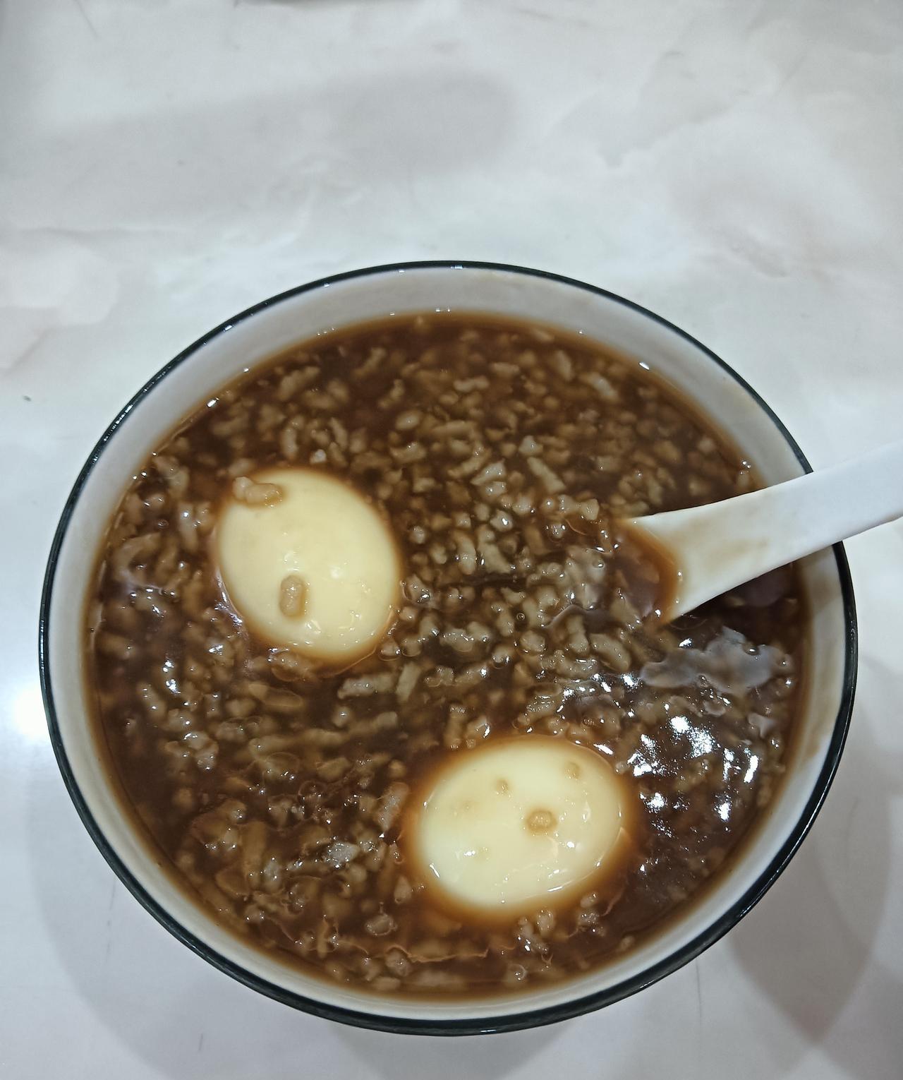 晚饭煮的粥，煮了俩鸡蛋，盛了一大碗放了好多红糖，感觉吃的像是过月子的一样。
是因
