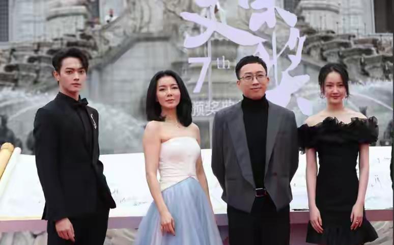 一线男星“烂瓜”持续升级：家暴睡粉背后，是道德底线的全面溃堤
近日，某一线男星的