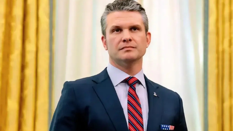 美国防部长赫格塞斯，看着一表人才。实际上是个“驴粪蛋”表面光家伙，他竟然提议将国