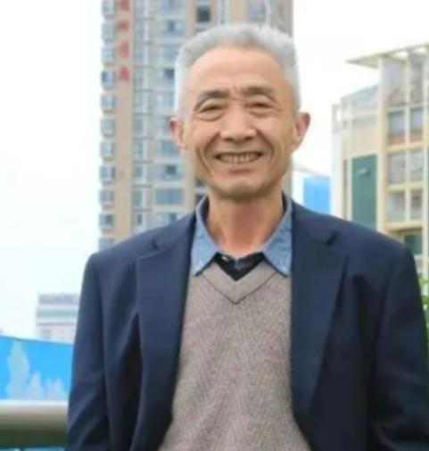 1977年夏天，湖北麻城的田野里，烈日炙烤着大地，戴建业刚从生产队干完8小时的农