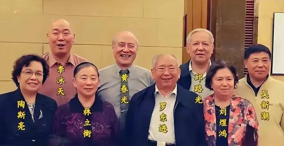 2014年，八位第四野战军核心将领后人的珍贵合影照片，在65年前，四野主力正式入