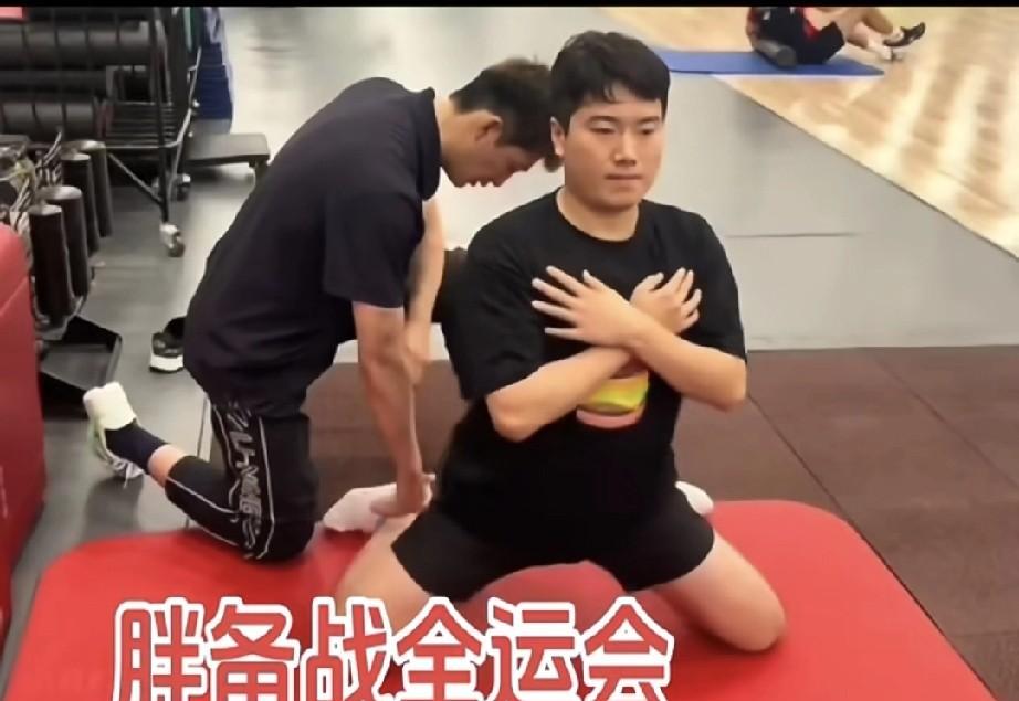 看来德国冠军赛也退了，
梁靖崑跟周雨都回到省队备战全运会，
视频中，
大胖跟周雨