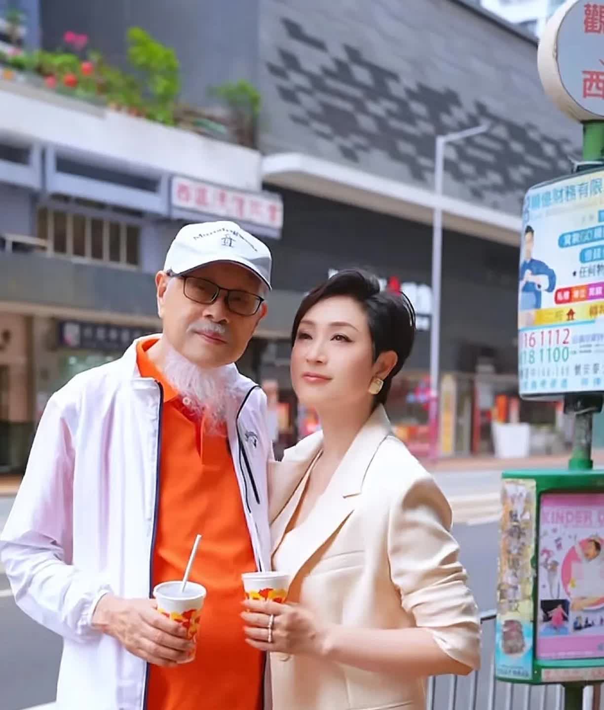 陈法蓉和她爸爸的同框合照！父女俩那叫一个时髦，她爸爸打扮得像艺术家，女儿打扮像摩