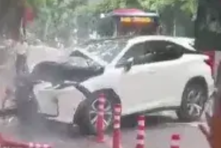 今天发生了一件很可怕的事，事情发生在广州街道上，一位60几岁的男人开着车，边看手