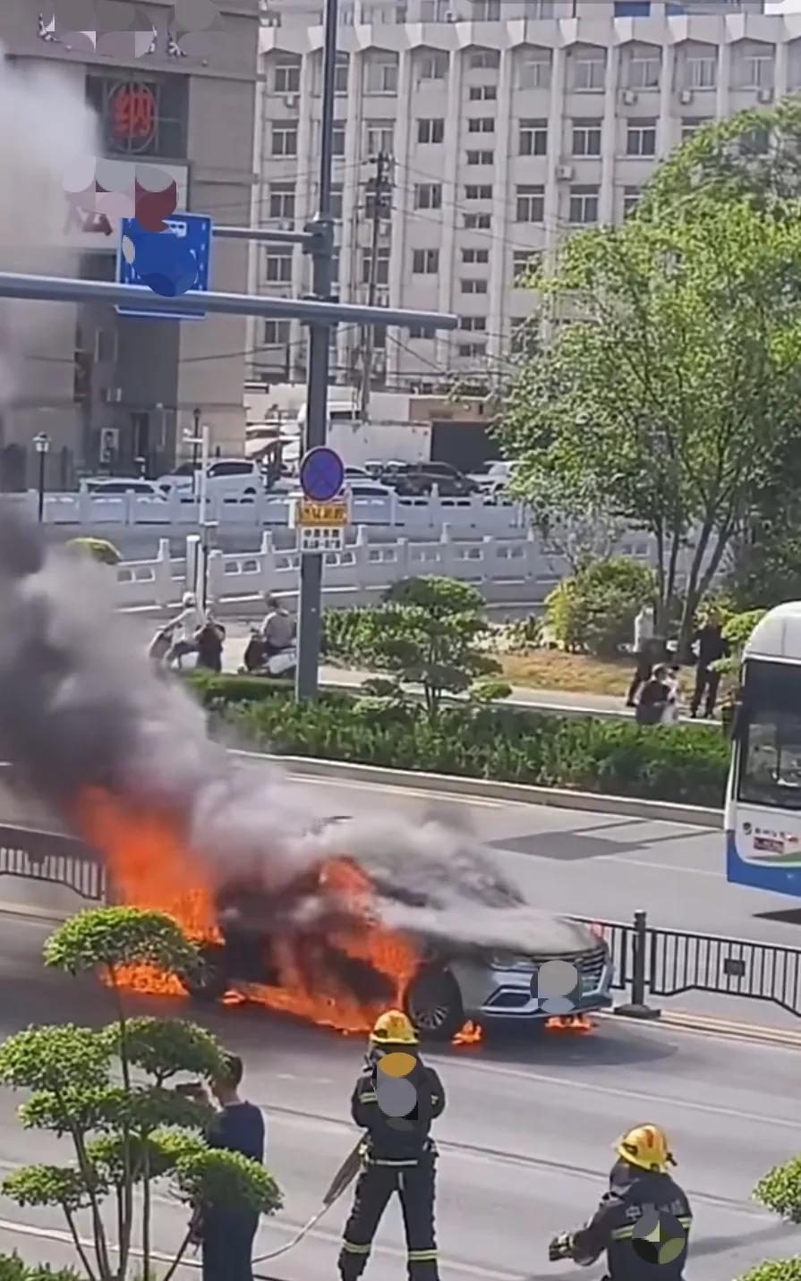 建议消防还是恢复武警消防吧，没别的意思，消防车还是那个消防车，人却不是那波人了，