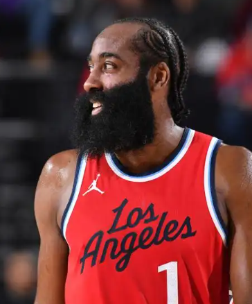 登哥在干嘛啊？不接球搁那干嘛呢
他压根就没想接球，你们能不能不要自己骗自己了。