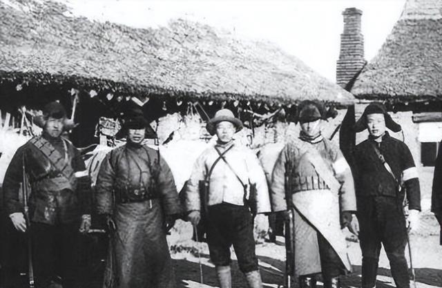 1946年8月26日，特务姜鹏飞被捕。姜鹏飞被擒后，我方有意将地下党佟琦和姜鹏飞