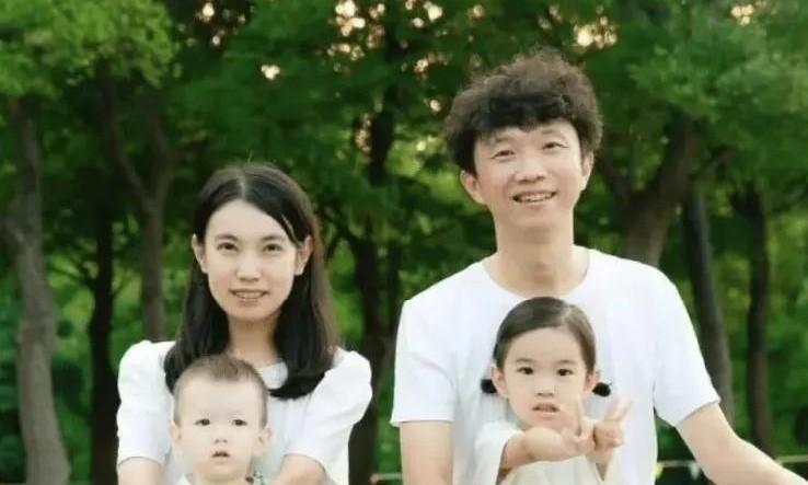 封腻味和他的小跟班。
不得不说，
宋家腾福气真好，
老婆贤惠漂亮，
儿女双全。