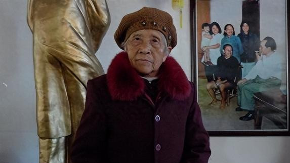 美国记者问韶山老妇：毛主席和邓公谁好？其回答至今振聋发聩！