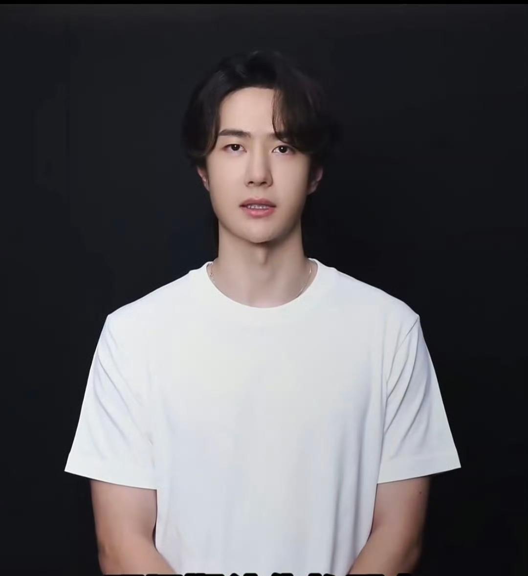谁懂啊梦幻联动
王一博来喊你看航展了
这转发简直就是妥妥的门面
白T果然能展现他