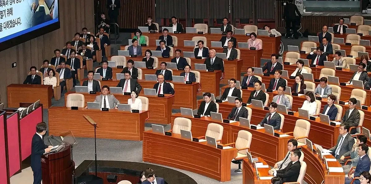 李在明去国会：走个过场，意思意思











啥？韩国总统李在明跑去国
