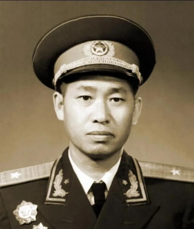 1968年。胡继成司令员接到一个电话，是儿子打的。儿子说：爸爸！您能不能把我调回