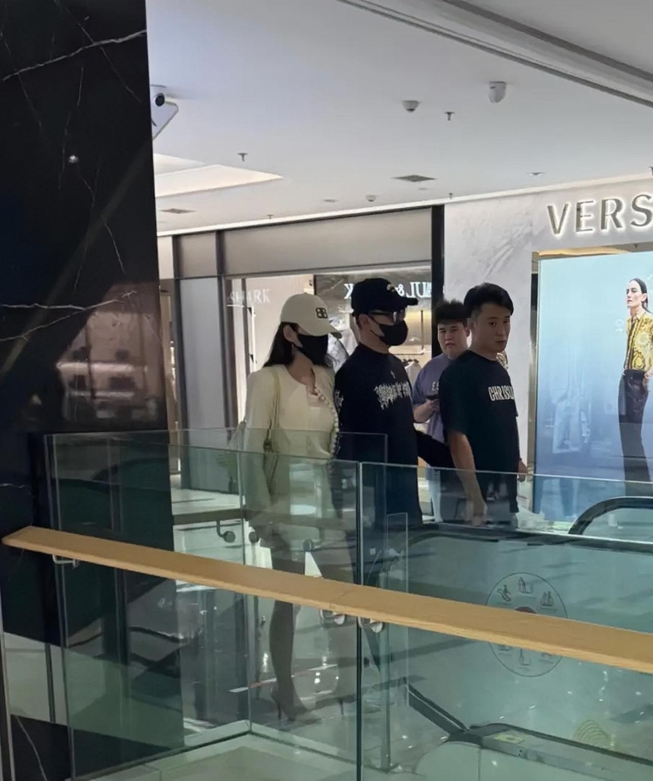 8月29日，汪峰现身新疆被偶遇，他带着女友森林北逛商场的画面。
汪峰牵着森林北的