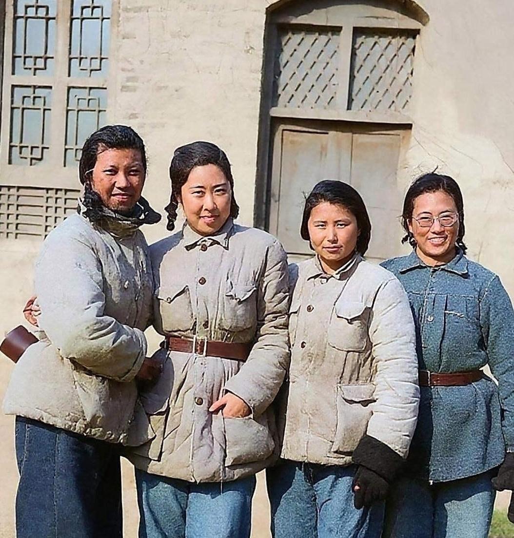 1947年的延安，李云鹤、王光美、康克清、刘英在窑洞前！即使是黄土漫天，却挡不住