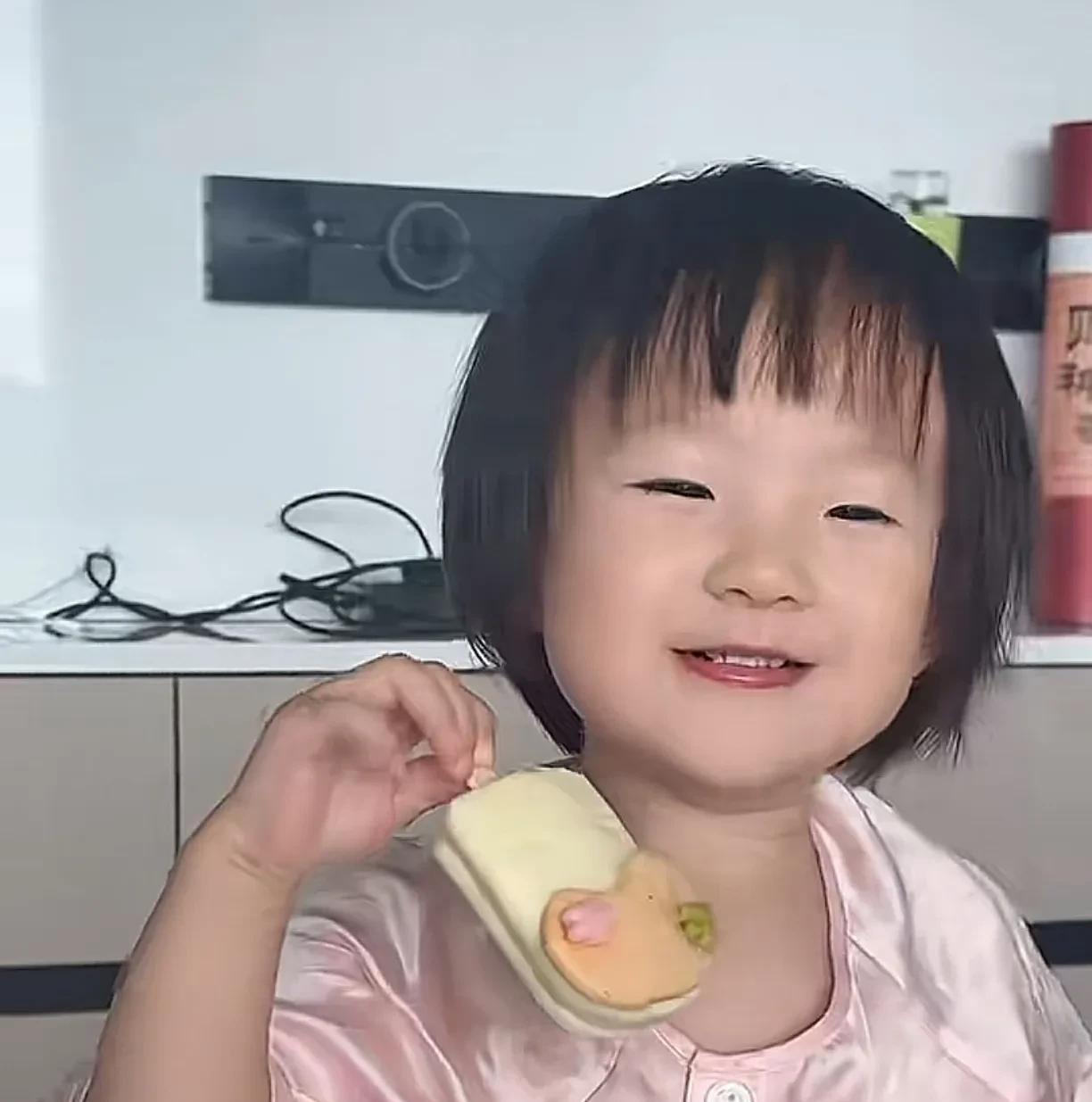 部分网友好像都不喜欢黄一鸣和大葱，但是却都很喜欢小闪闪，主要是这孩子每天笑眯眯的