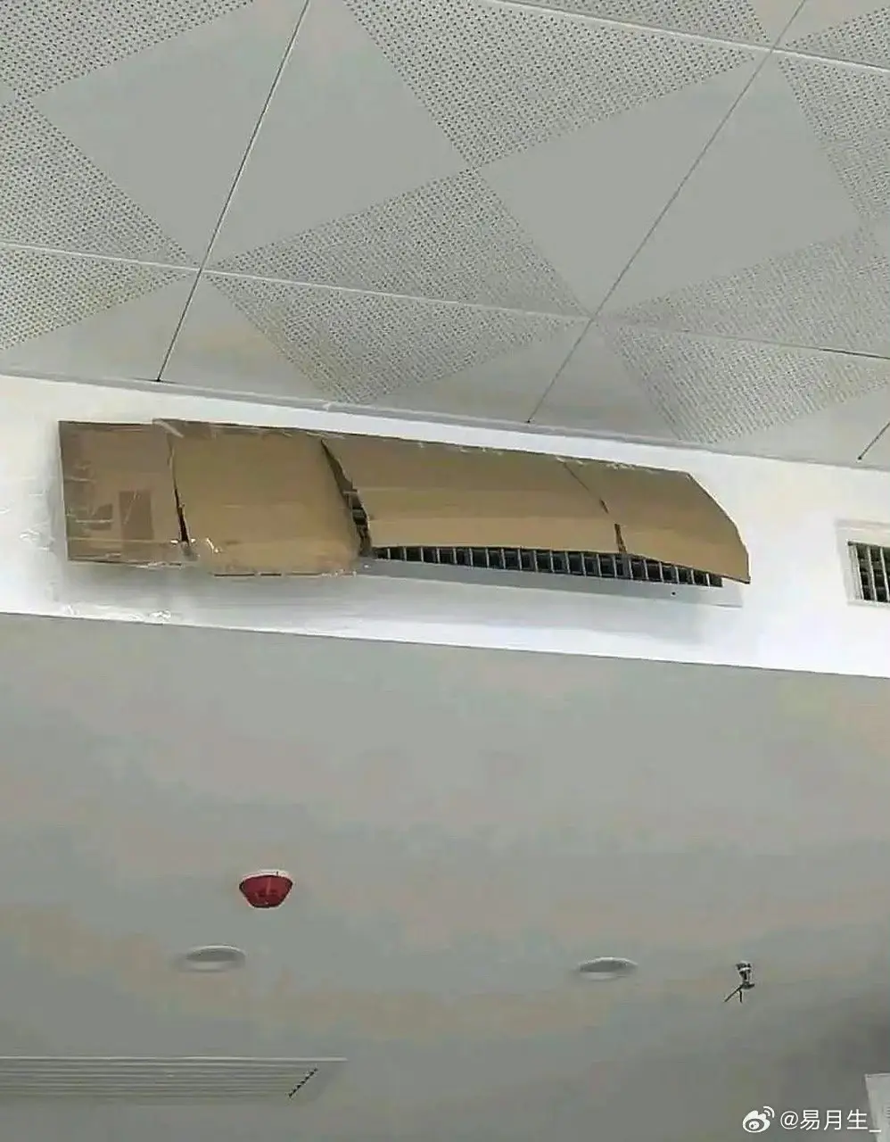 在公司吹一种很可怜的空调 ​