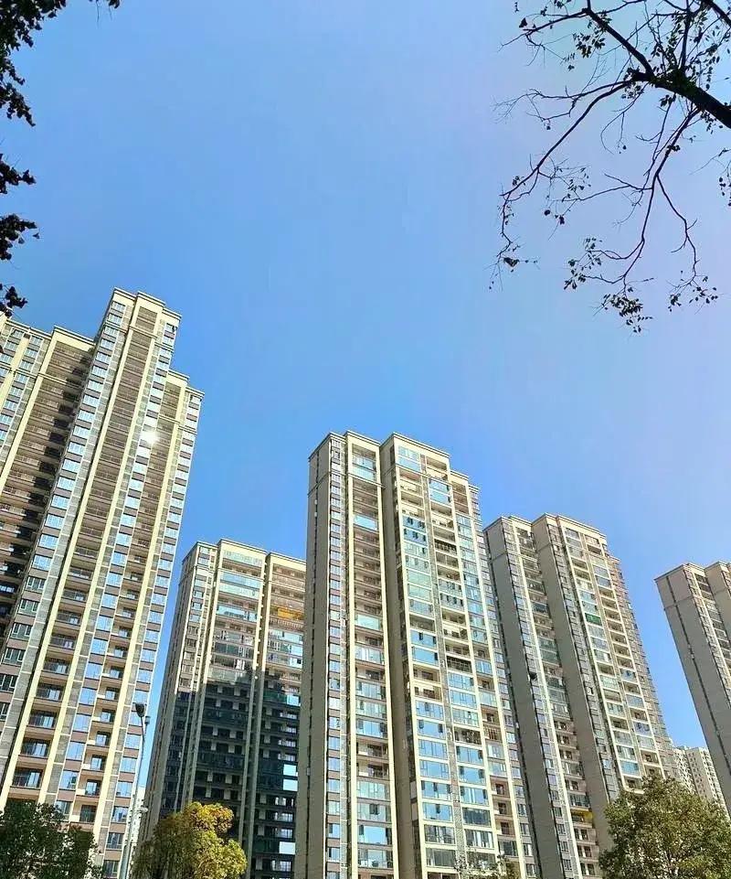 北京一女子因和其他男子暧昧离婚后4岁女儿归前夫，前夫把房产赠予女儿后，女子以照顾