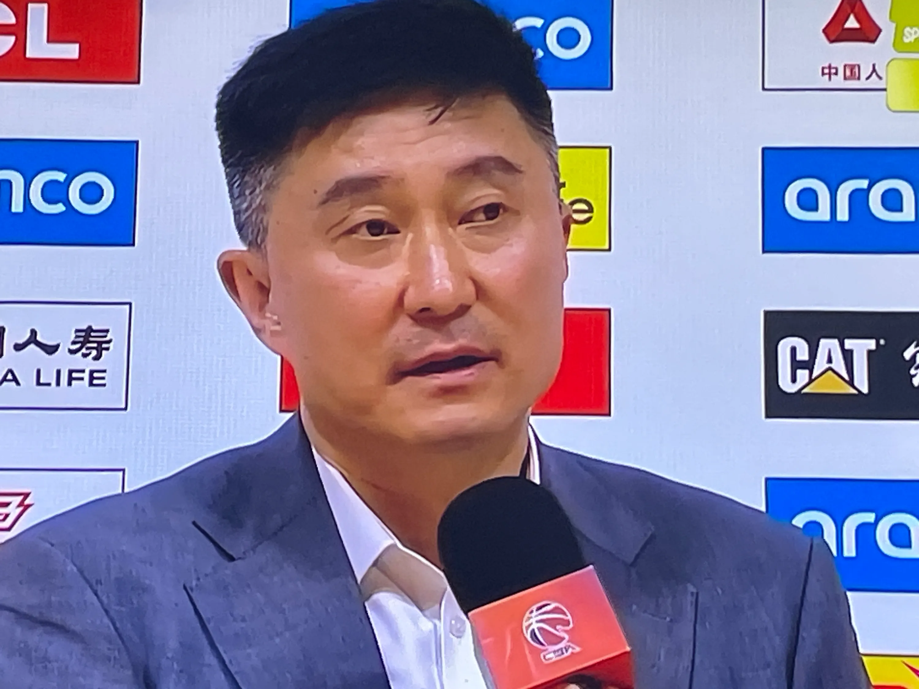 李添荣、李弘权包括台湾省的刘铮这三名上海外线球员那个也不是白给的，对上广东队的胡