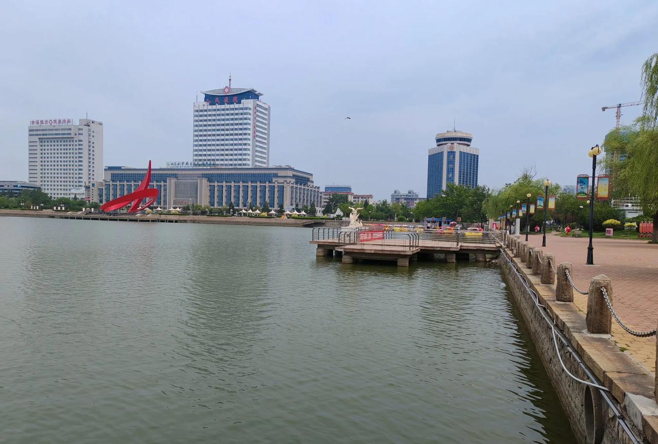 今天到新湖转一圈，目测新湖水质远不如长河公园的好。
感觉一是周边道路较近，有一些