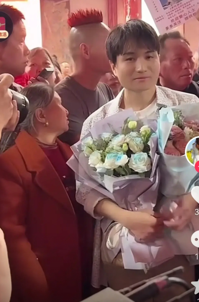 以前都说母爱伟大，现在在越发刚身上却反向体现。

越发刚小时候眼睛被邻居用竹竿捅