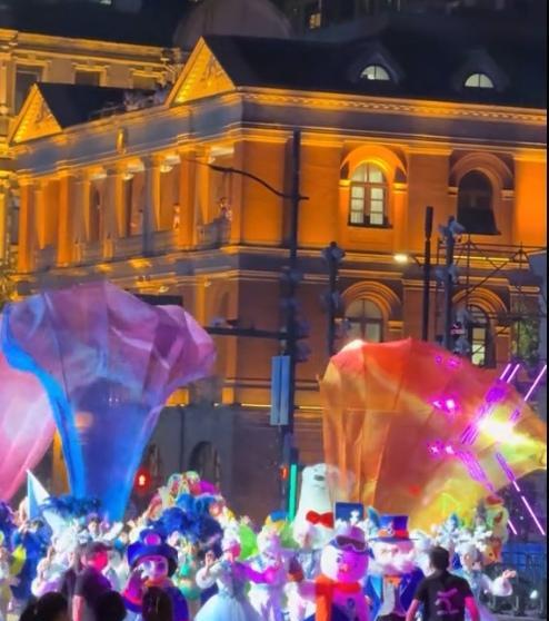 上海外滩今夜璀璨！第36届上海旅游节大巡游全球绽放。
2025年9月13日今晚8