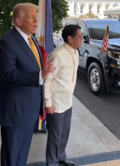 小马科斯终于去美国见到了老特，这是当时刚见面的场景