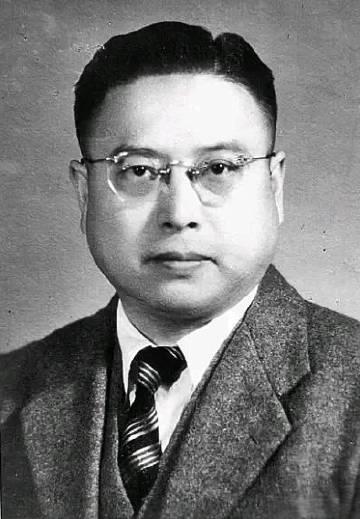 1949年，黄竞武被捕，敌人见他不屈服，就把他活埋。当泥土将他全部埋没时，敌人正