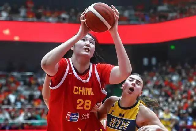 两场比赛看后：张子宇的上限取决于谁给她传球
       中国女篮小将张子宇的横