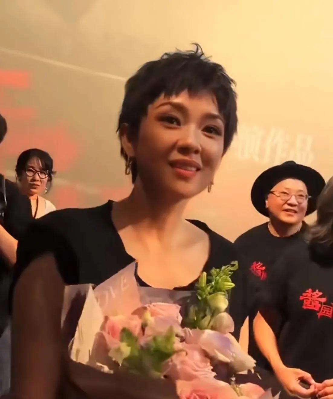 杨幂上影节宣传《酱园弄》抢女主章子怡风头