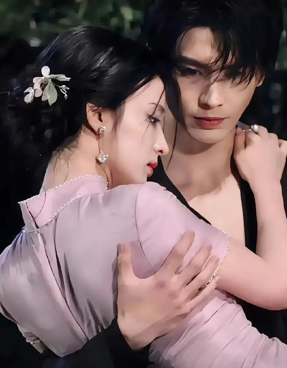 杨洋赶紧来探班  不然女朋友都要跑了
总算给王楚然搭档了个势均力敌的男演员
面对