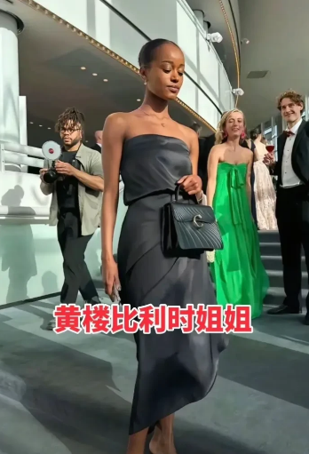 比利时女孩黄楼寻亲成功后，同行的埃塞俄比亚养姐此刻的心情或许有些复杂了。养姐和黄
