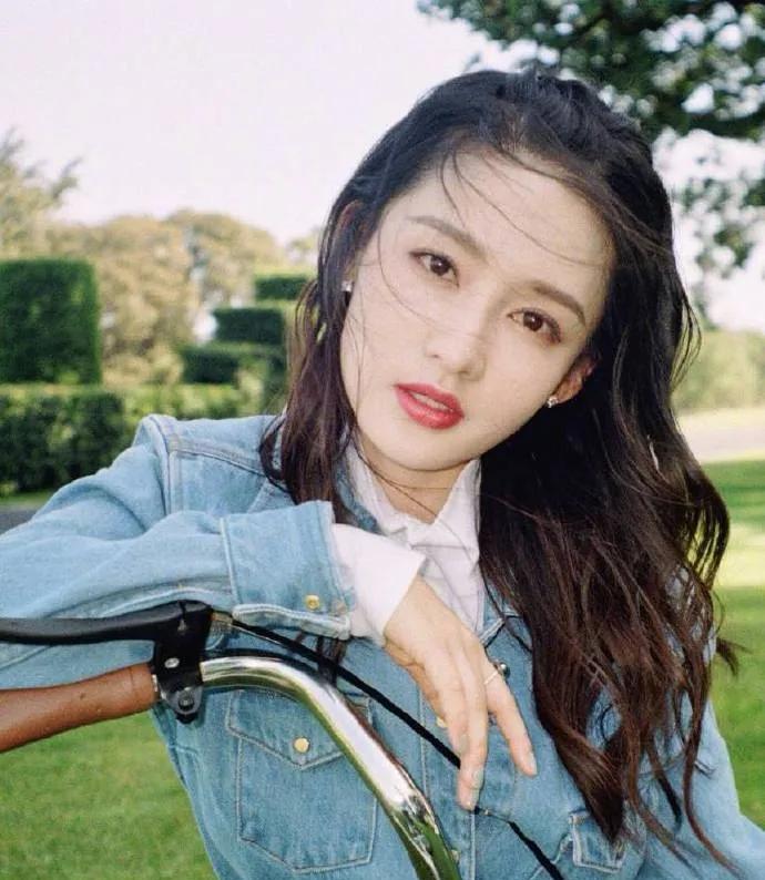 谁懂！被#李沁说在张若昀婚礼把妆化费要回来了# 这个话题笑晕，沁姐真是有点幽默在