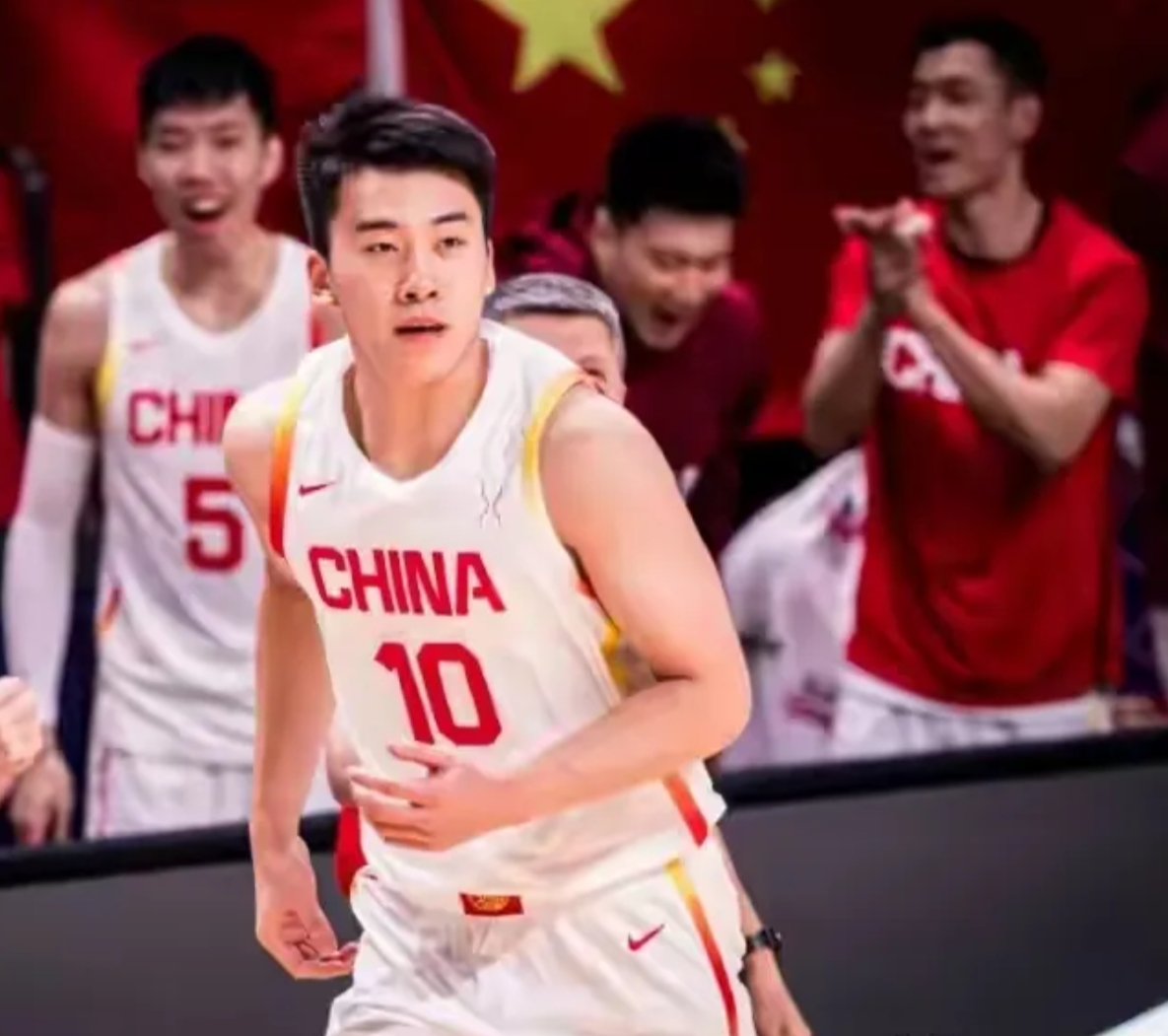 据可靠消息：亚洲杯1/4决赛中国男篮战胜韩国，王俊杰赛后结束采访，被赛委会请去尿