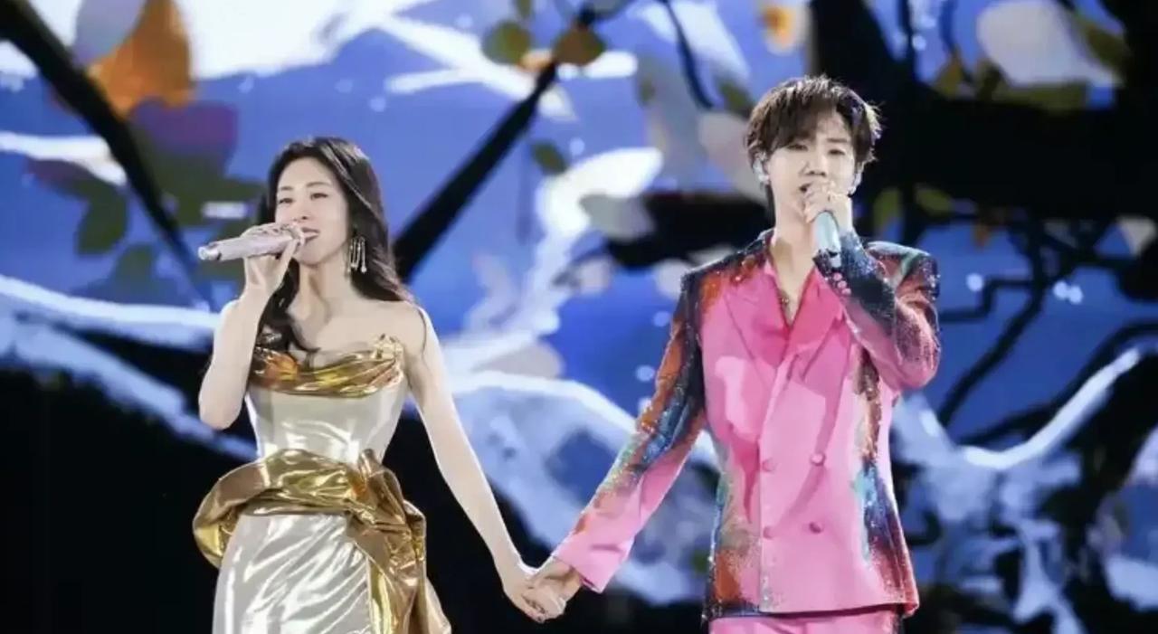 这两天音乐圈上演年度大戏！
某网红直播时坚称《年轮》原唱只有张碧晨，直接点燃汪苏