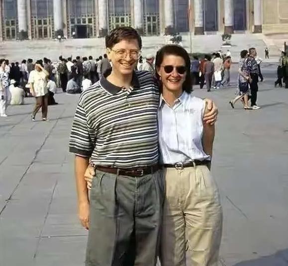 1995年，比尔盖茨和妻子，游览北京时，留下的一张照片，当时的他除了游览北京外，