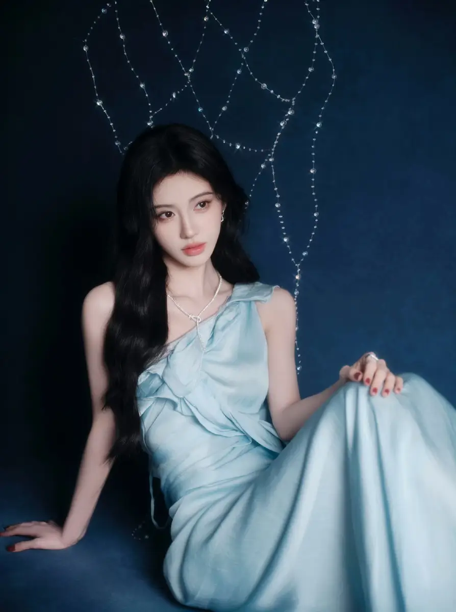 一眼沦陷！鞠婧祎冰蓝礼服造型美到心巴