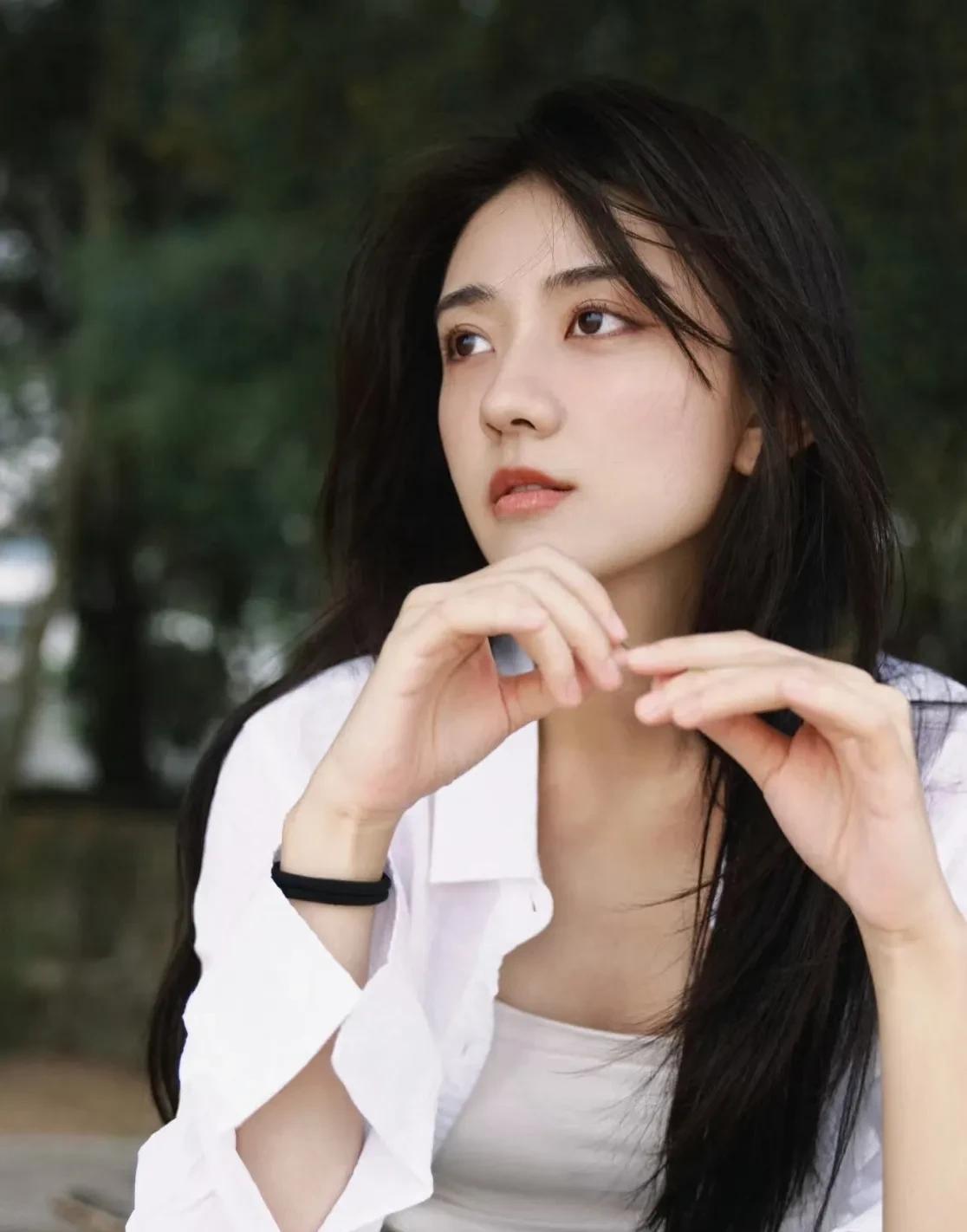 梁洁作为内地颇具人气的女演员，商业价值不容小觑。从演艺成就来看，自2014年凭借