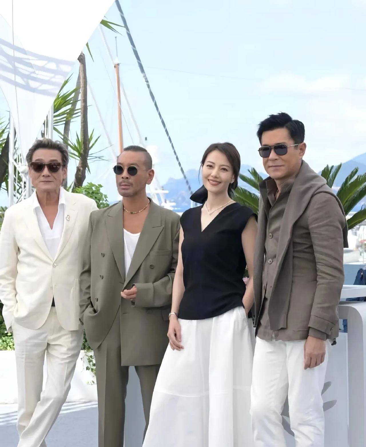 三个大男人在大美女面前，戴着墨镜耍酷，哈哈
好喜欢高圆圆的气质，从清新少女到知性